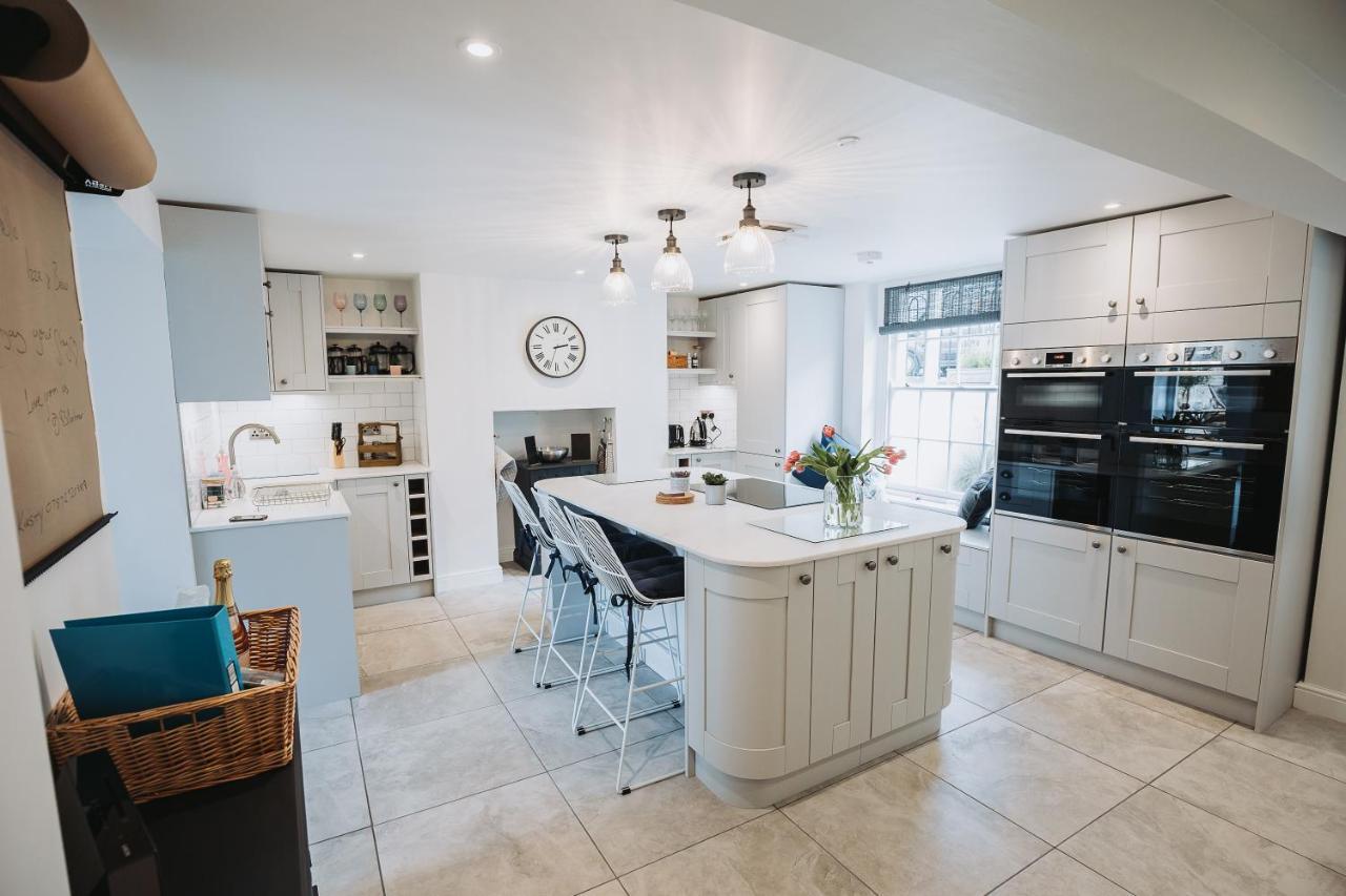 Stunning 5 Bedroom Period By The Sea Holiday home *
