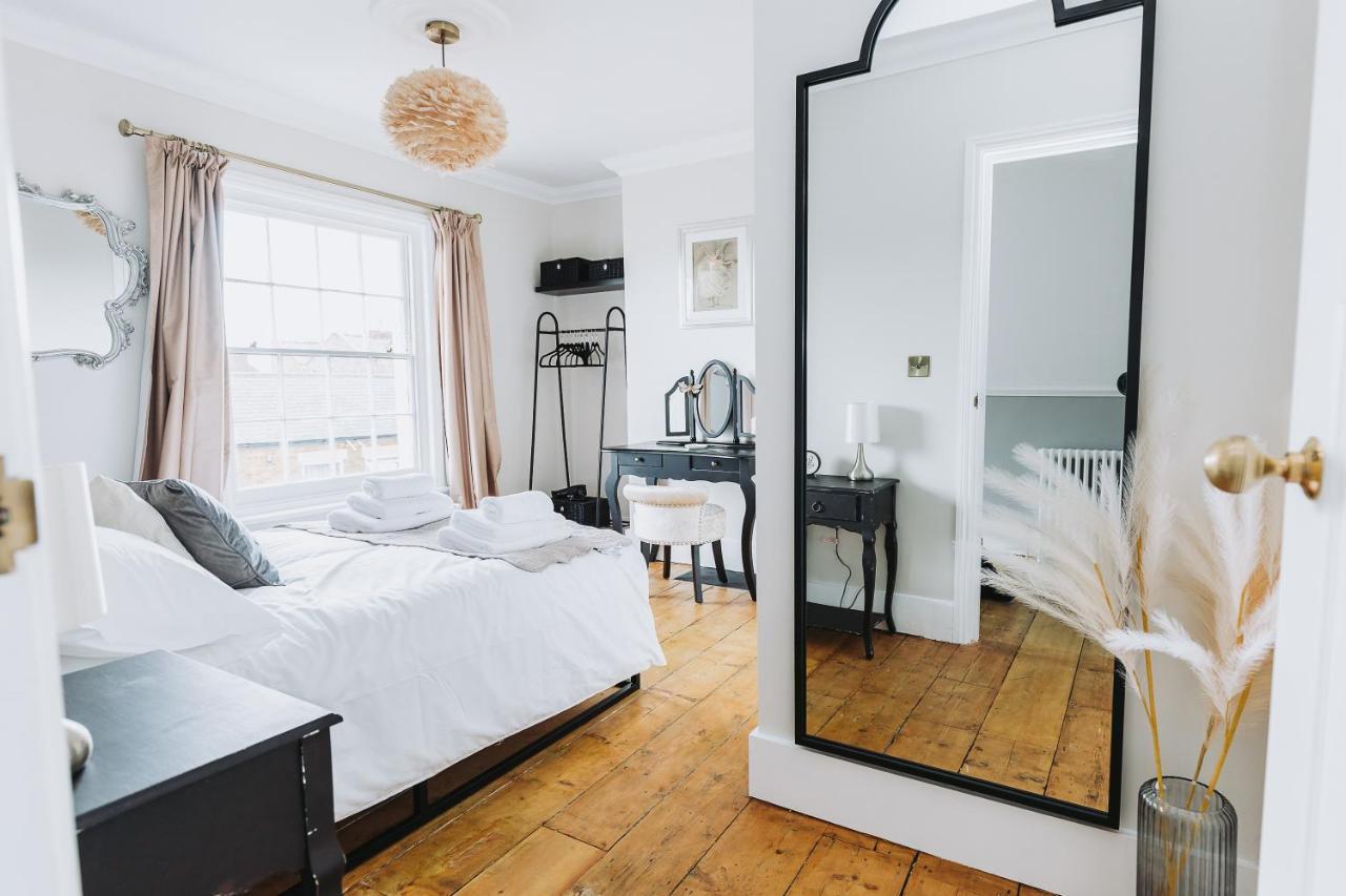 Stunning 5 Bedroom Period By The Sea *